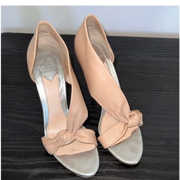 B Brian Atwood Elegant Beige 4.5” Stiletto Heels - Picture 2 of 7